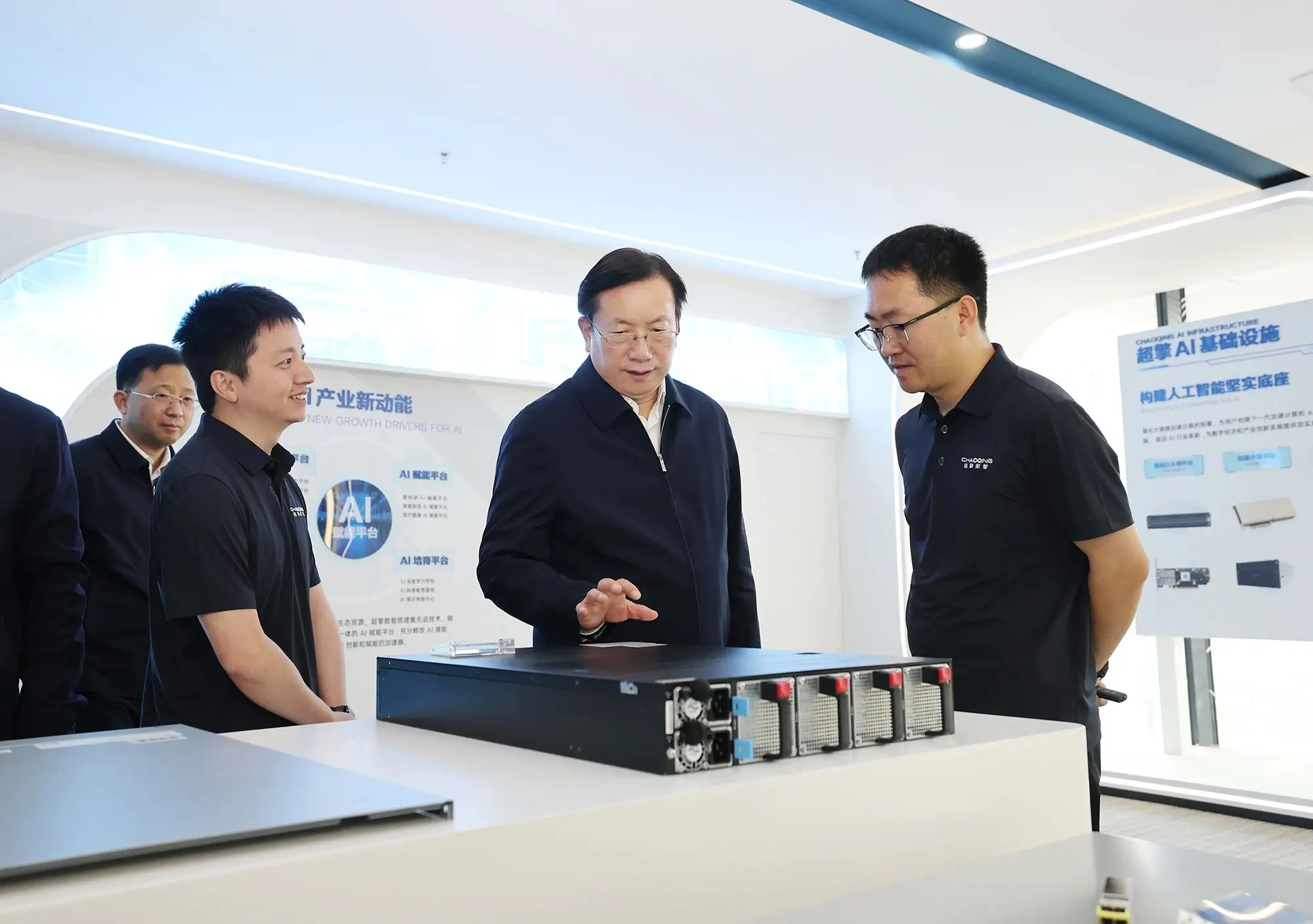 王忠林在武汉调研人工智能产业发展时强调 以产品为抓手 以应用为牵引 加快推动人工智能产业突破发展
